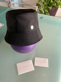 Cappello nero Stella McCartney a secchiello
