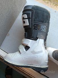 Scarponi motocross e pettorina