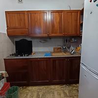 cucina in legno e tavolo 