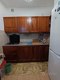 cucina in legno e tavolo 