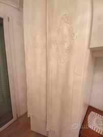 Tende  porta finestra finemente ricamate