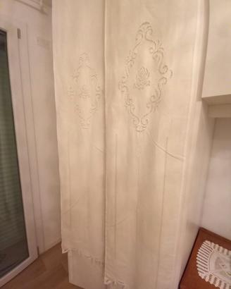 Tende  porta finestra finemente ricamate