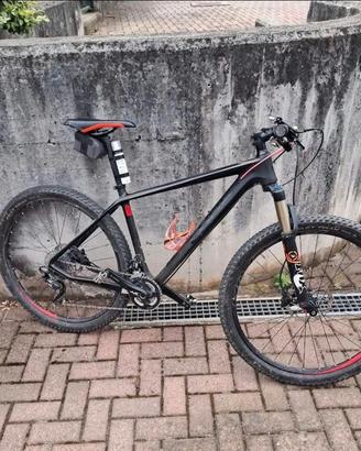 Mountain bike Cube reaction in carbonio