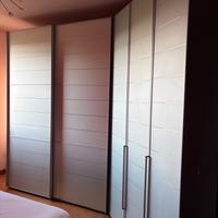 Armadio due ante scorrevoli e angolo spogliatoio