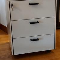 cassettiera a tre cassetti su ruote