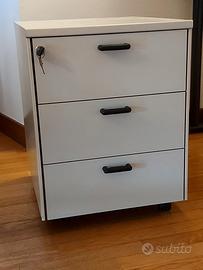 cassettiera a tre cassetti su ruote