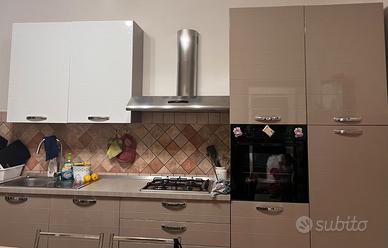 cucina + tavolo + sedie