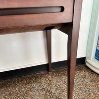 Tavolo con macchina da cucire