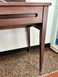 Tavolo con macchina da cucire