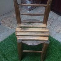 Piccola sedia antica per bambini o bambole 