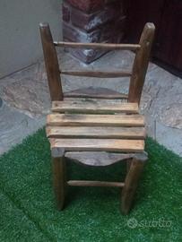 Piccola sedia antica per bambini o bambole 