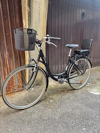 bicicletta da donna con cestino