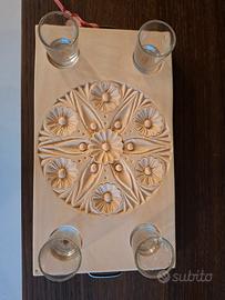 Vassoio in legno intagliato