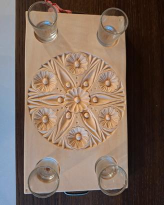 Vassoio in legno intagliato