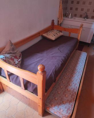tavolo con sedie,mobile cucina ,divano letto 
