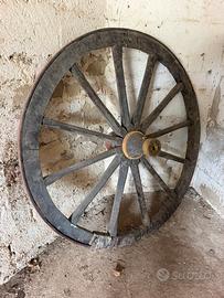 Ruota di carro d’epoca in legno in ferro