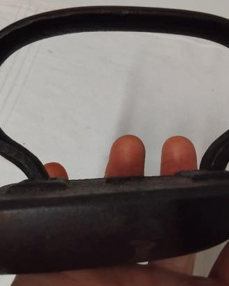 RARO ANTICO PICCOLO FERRO DA STIRO PER CAPPELLI