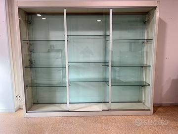 Vetrina interna negozio con vetri scorrevoli