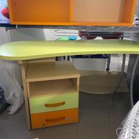 Scrivania, cassettiera e cubotto