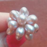 Anello a grappoli di perle rosa chiaro 