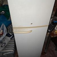 divano e Frigorifero a una porta