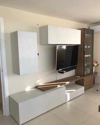 Parete attrezzata moderna bianco e legno con vetri