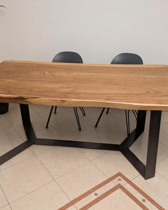 Tavolo in legno massello con gamba in acciaio