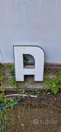 Lettera insegna luminosa