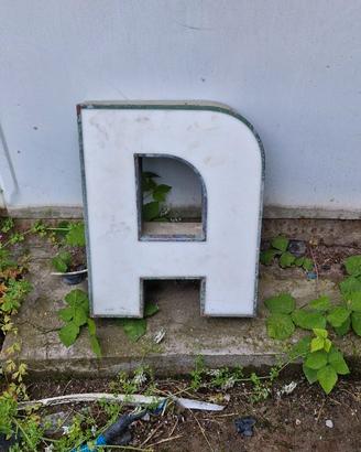 Lettera insegna luminosa