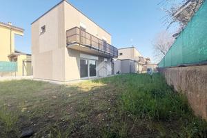 VILLA A SCHIERA D'ANGOLO A LIMIDO COMASCO