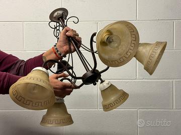 Lampadario in ferro battuto, vetro e ceramica