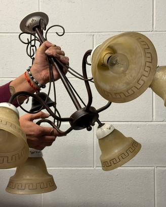 Lampadario in ferro battuto, vetro e ceramica