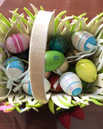 Grazioso cestino pasquale con  17 Uova finte