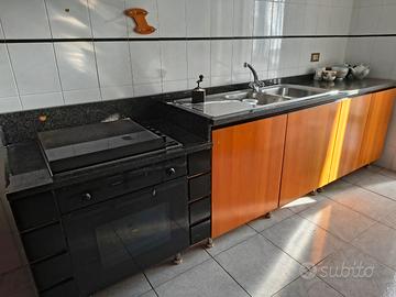 cucina con piano cottura e forno