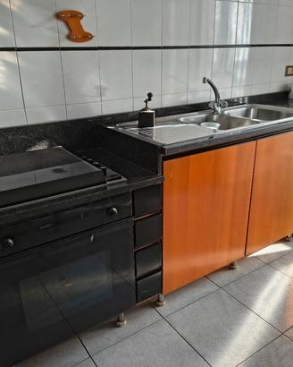 cucina con piano cottura e forno