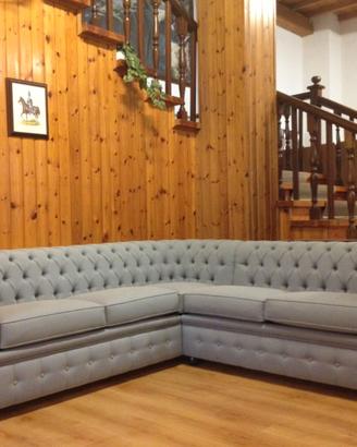 Divano Chesterfield angolare in tessuto blu su mis