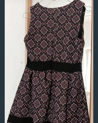 Vestito a trapezio nero fantasia floreale