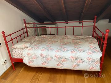 Letto singolo in ferro battuto rosso con rete