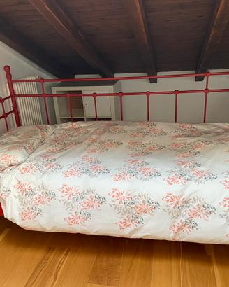 Letto singolo in ferro battuto rosso con rete