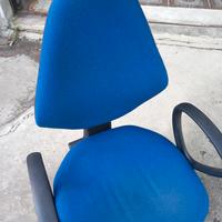 sedia ufficio con rotelle e braccioli