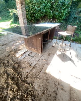 Tavolo con lastra di marmo indipendente