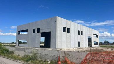 Immobile di 1000 m² con 5 locali a Frignano