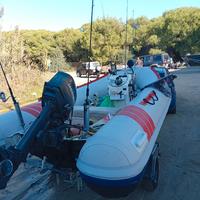 Gommone con motore e carrello omologato