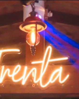 Scritta neon “Trenta”