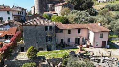 Rustico / Casale di 416 m² con più di 5 locali e b