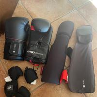 Set guantoni boxe e paratibie/piedi decathlon