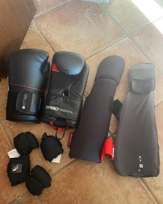 Set guantoni boxe e paratibie/piedi decathlon