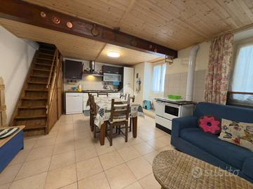 CASA SEMINDIPENDENTE A CASTELLO DELL'ACQUA