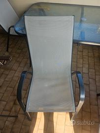 tavolo con ombrello e sedie da sterno