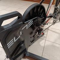 Bici da corsa in carbonio e rulli Elite Suito T